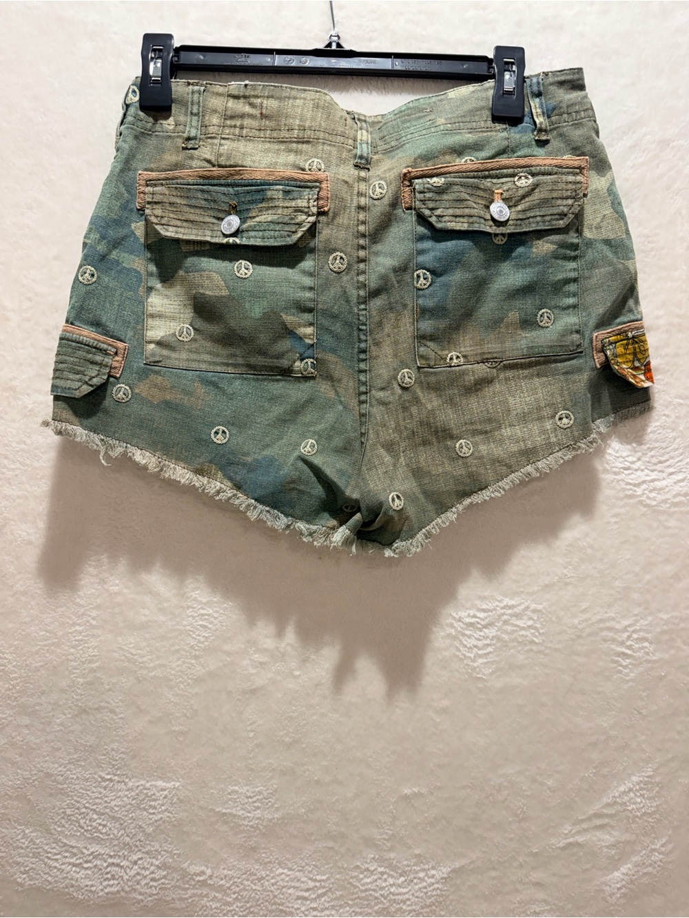 Pilcro Anthropologie Camo Peace Sign Embroidered Cargo Shorts 27 Boho CKB066 - Picture 12 of 16
